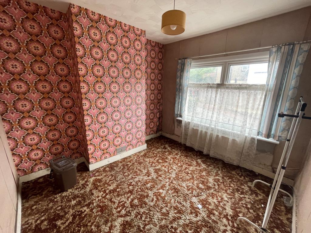 Lot: 158 - TWO-BEDROOM END-TERRACE FOR IMPROVEMENT - Living room with window